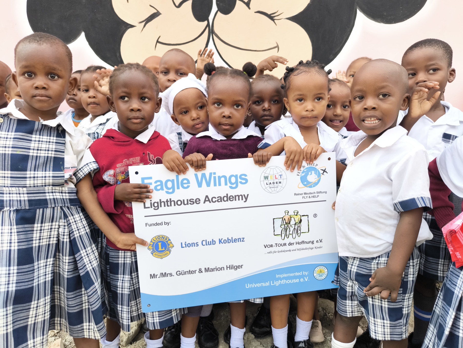 Einweihung der Eagle Wings Lighthouse Academy mit tanzenden Kindern